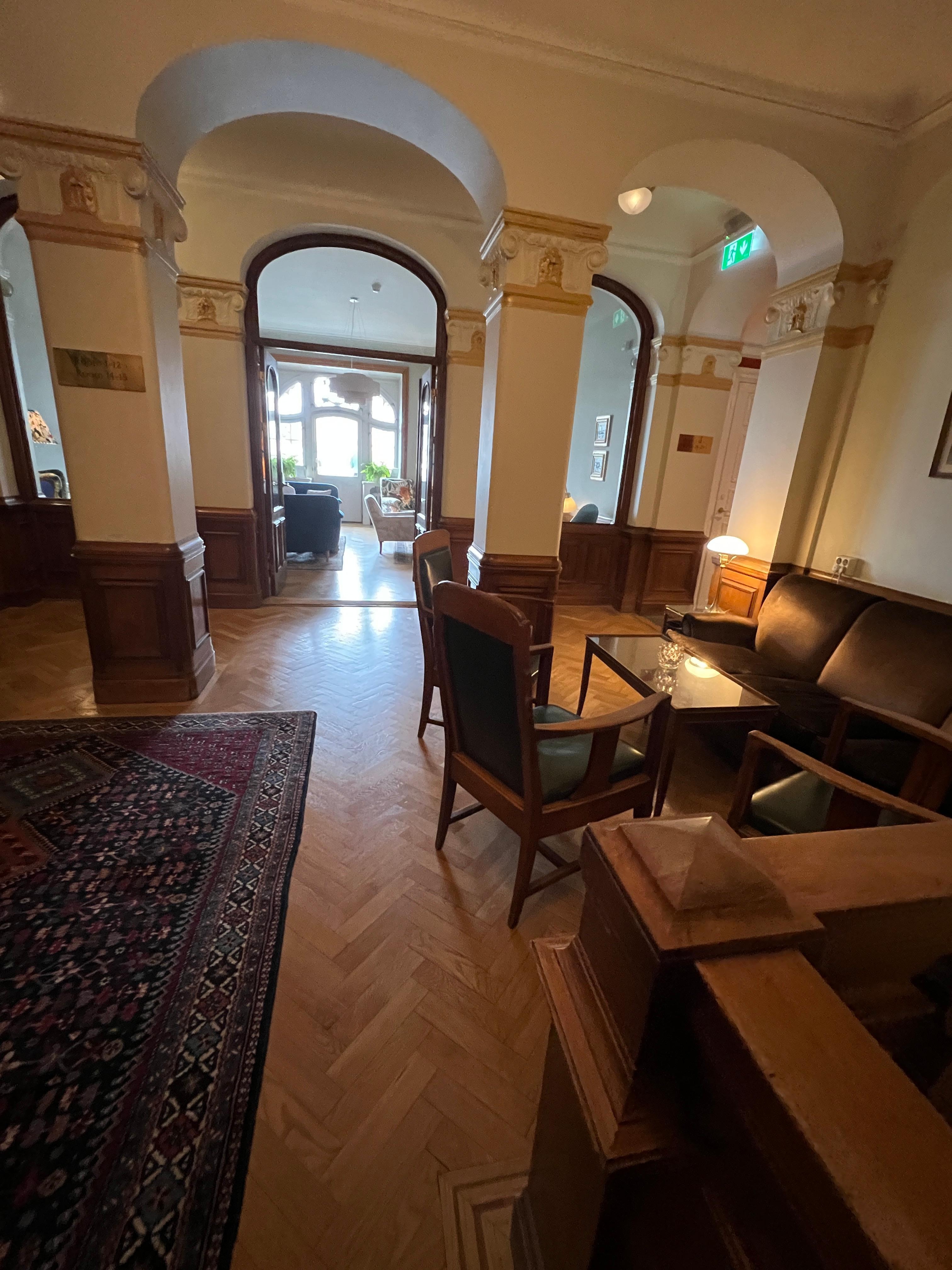Upper lounge