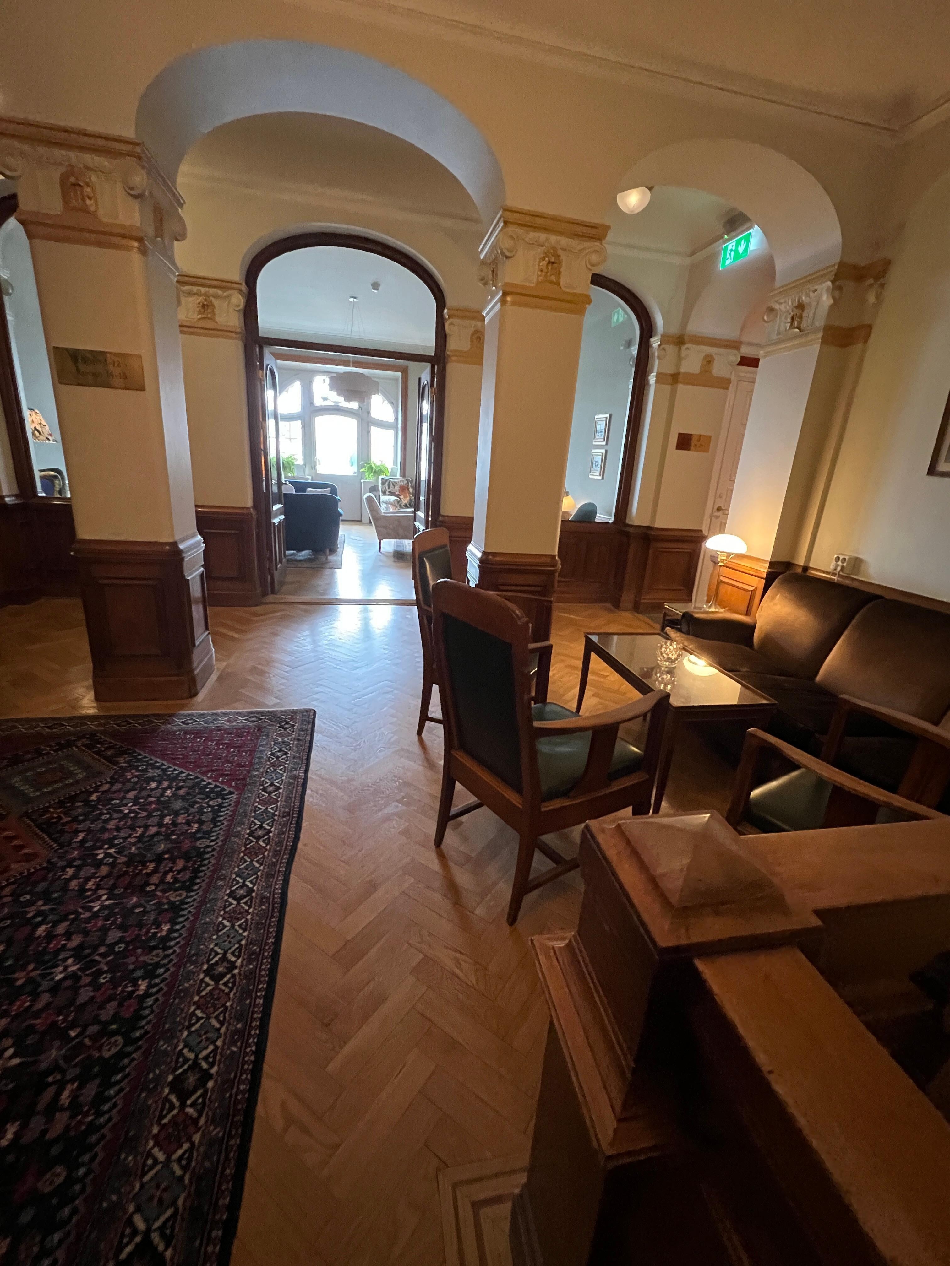 Upper lounge