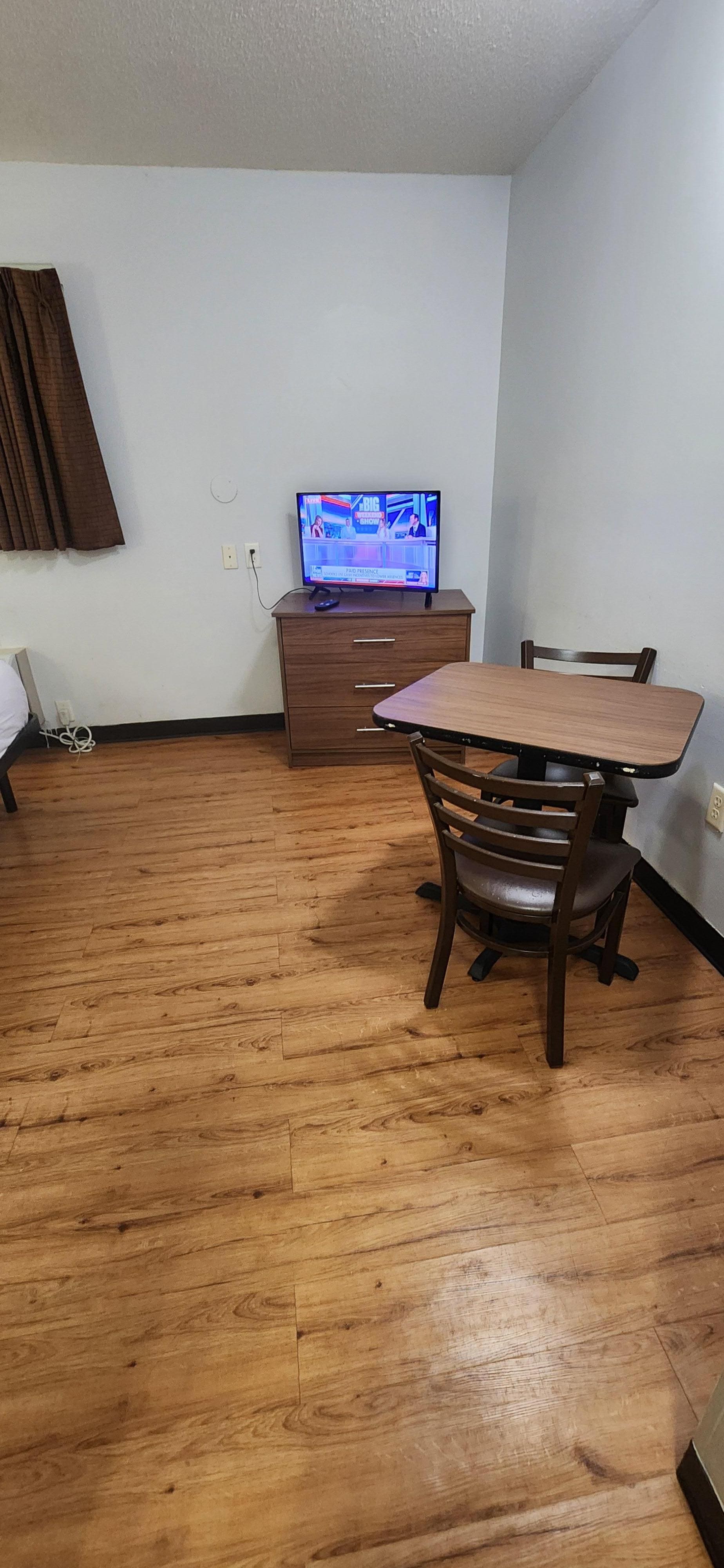 Initially my stupid rear end thought the TV was broke because the remote had no guard over the batteries and would not turn on. After troubleshooting I realized it was unplugged. TV was very tiny and dated but the digital cable okay.