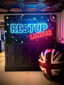 ロンドン宿泊の気分を盛り上げてくれるエントランス