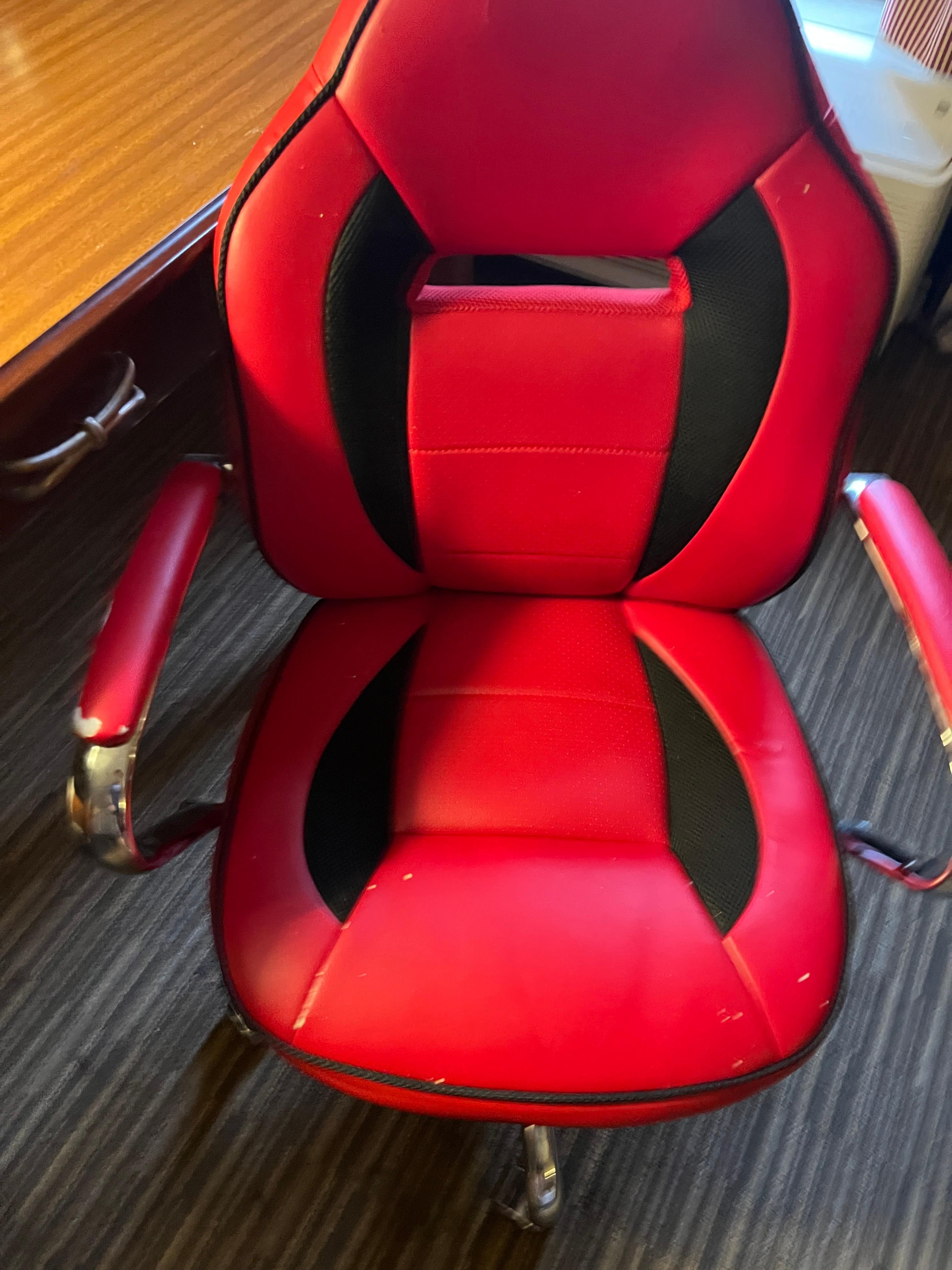 Worn and mis-matched "gaming" chair