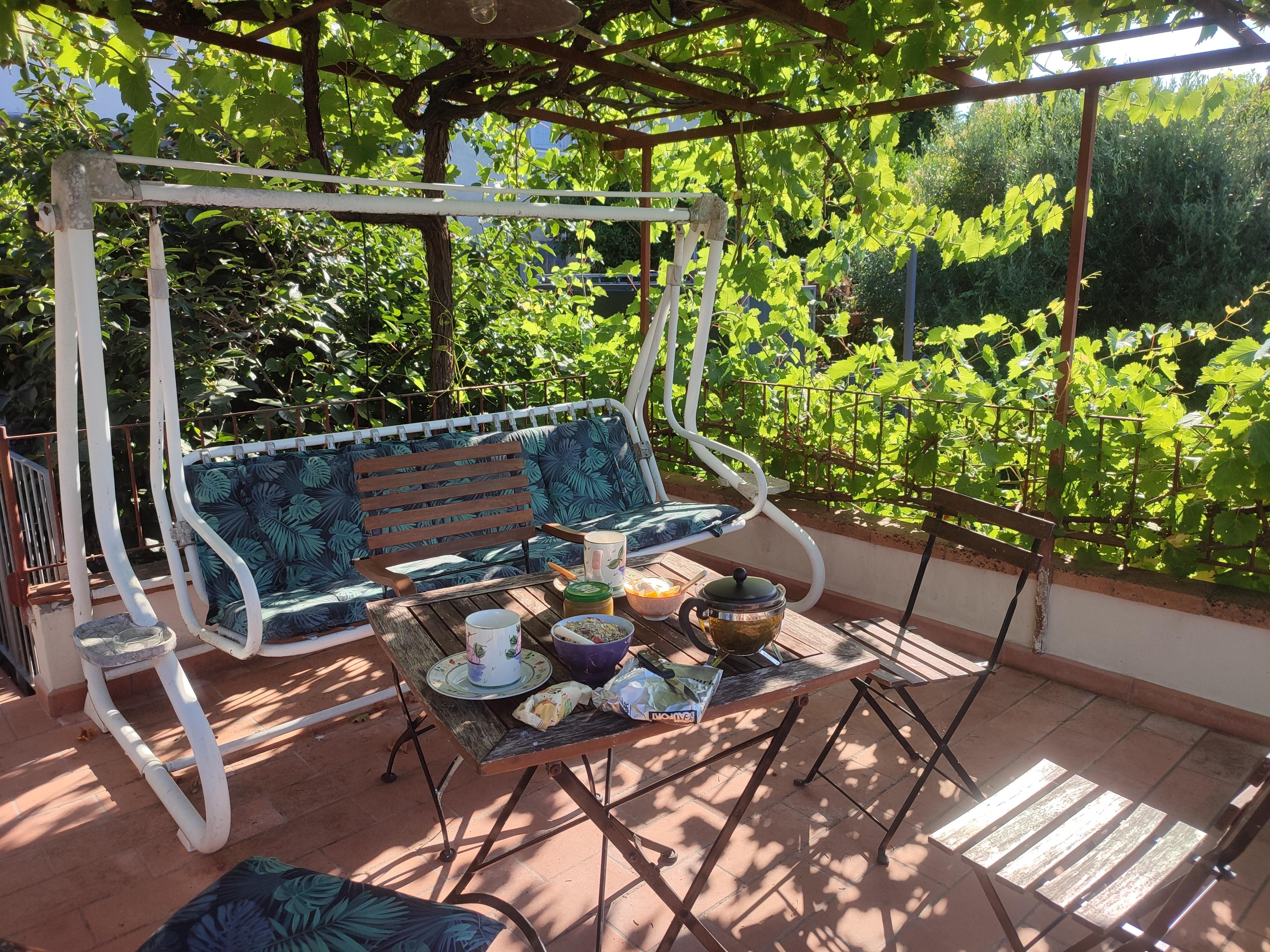 P'tit déj sur la terrasse au frais...