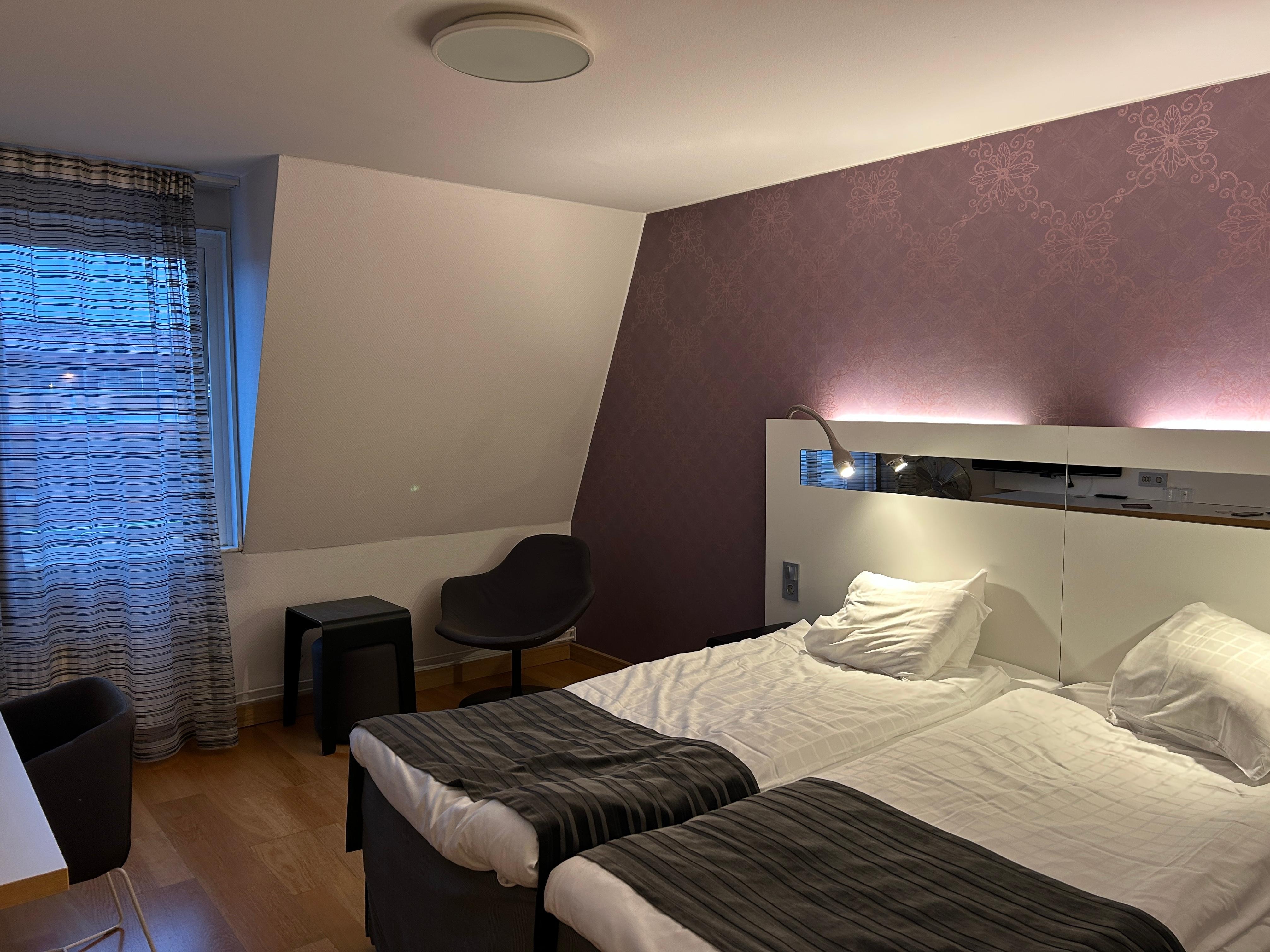 Standardrum med dubbelsäng.