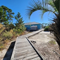 Long walk from cottage to parking area in cul-de-sac.