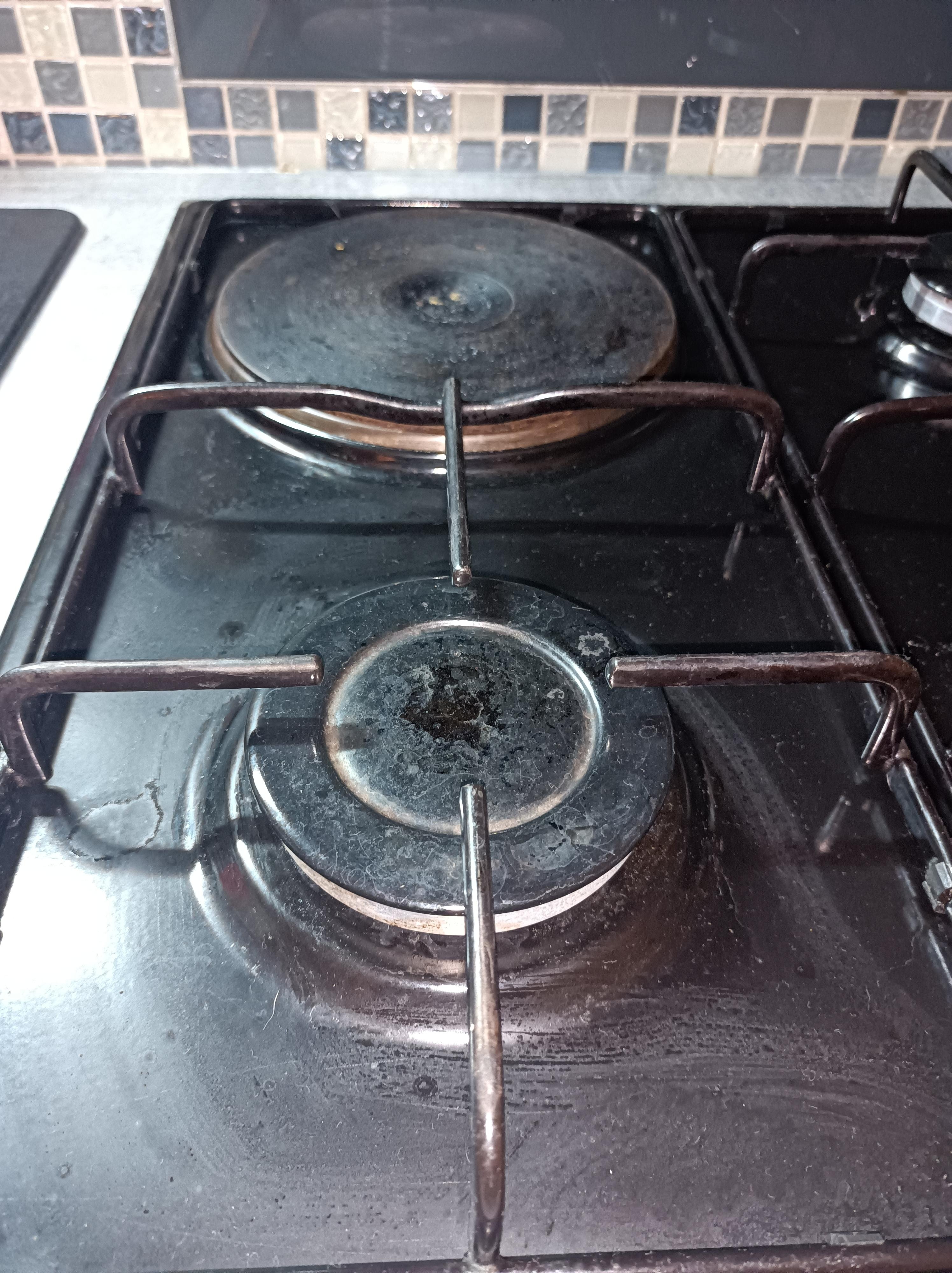 Plaque de cuisson non nettoyée ,pleine de graisse