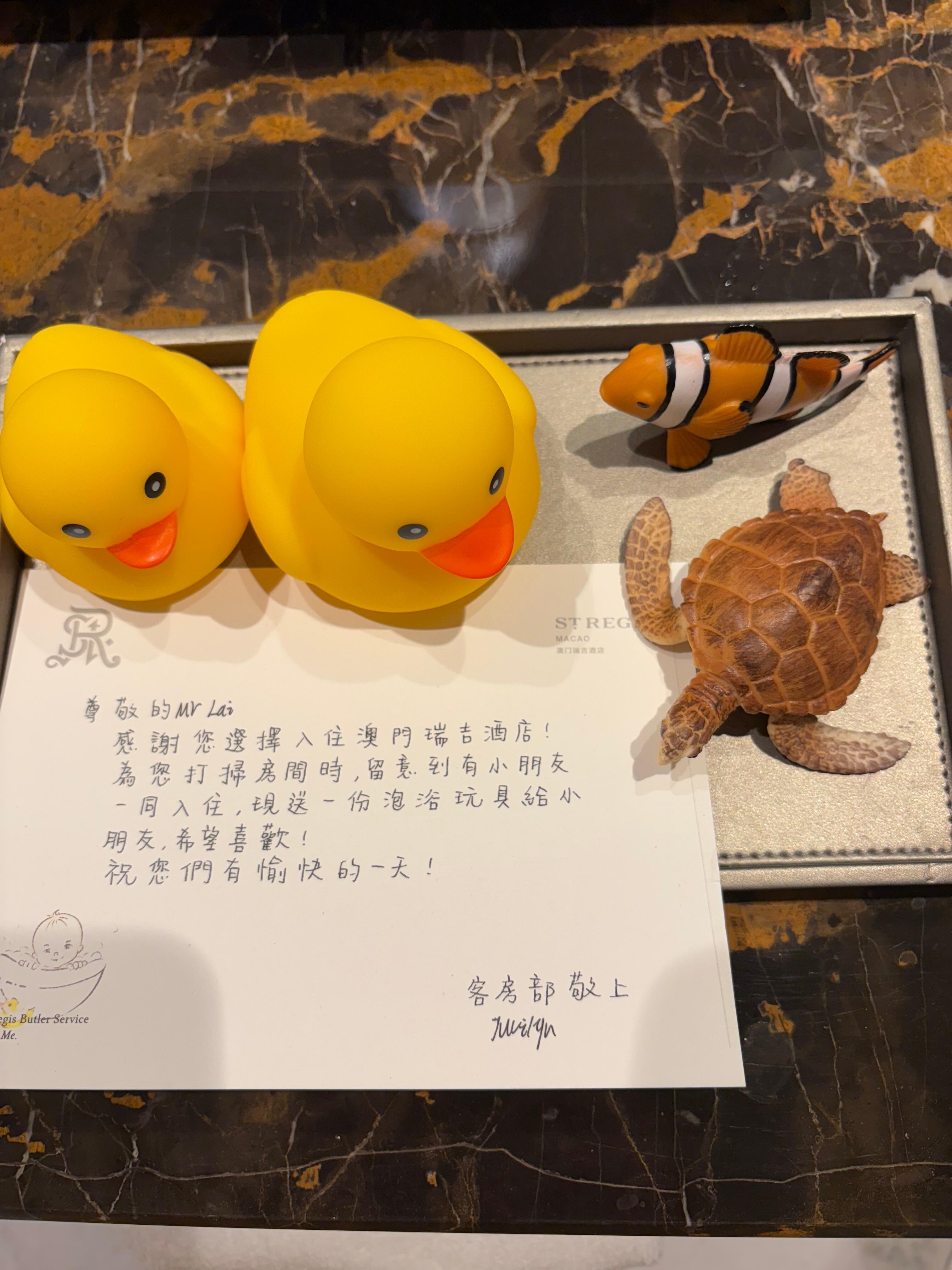 我們自己有帶了魚和海龜，希望小朋友在洗澡的時候能夠快樂自在感謝瑞吉酒店還送了兩隻可愛的小鴨鴨讓我們度過了愉快的假日