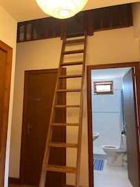 L’accès à la 5e chambre en mezzanine se fait par une échelle.