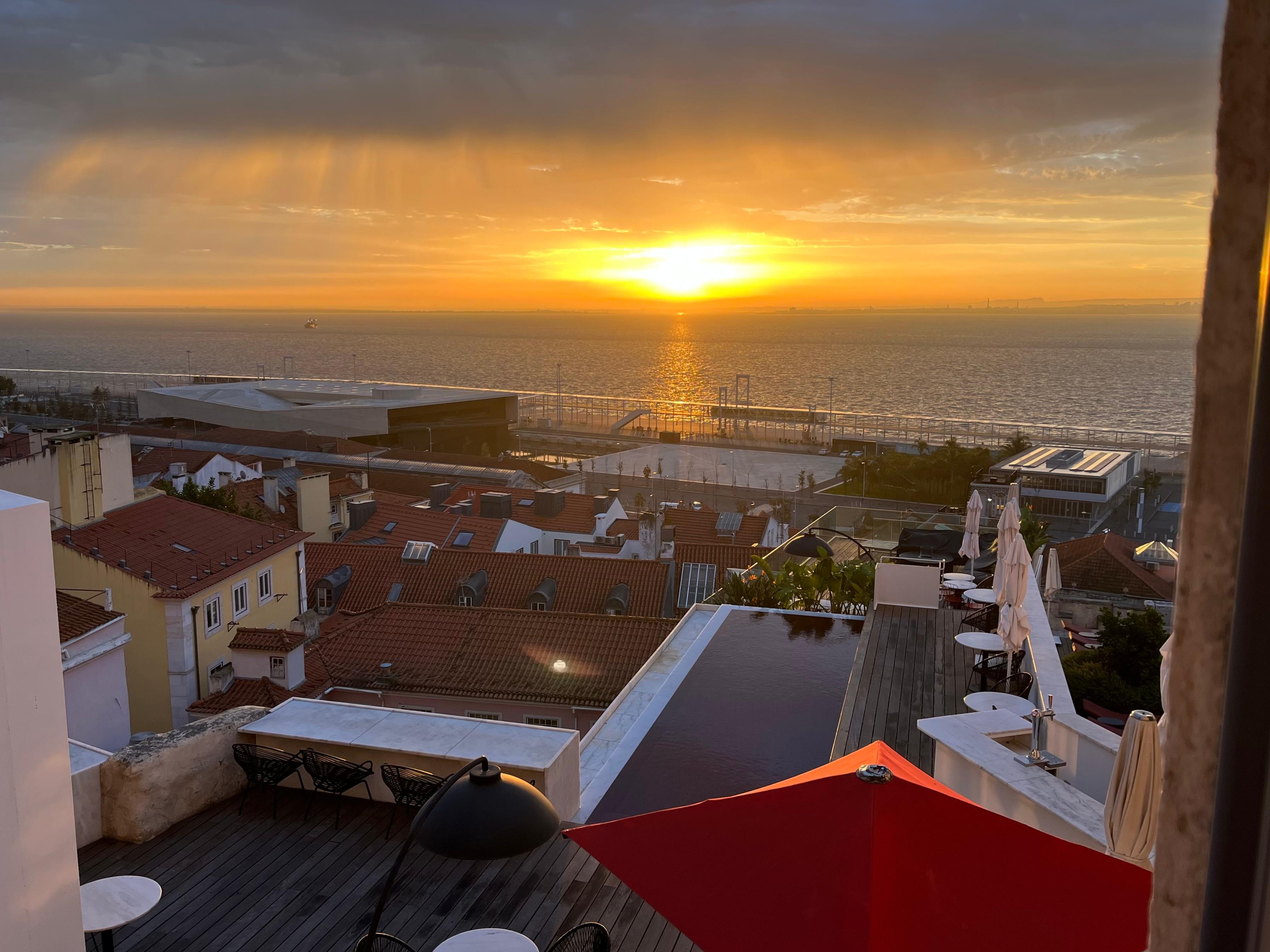 Utsikt från rummet vid soluppgång. 