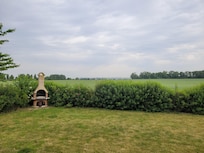 Grill im Garten mit Fernblick Richtung Ostsee.