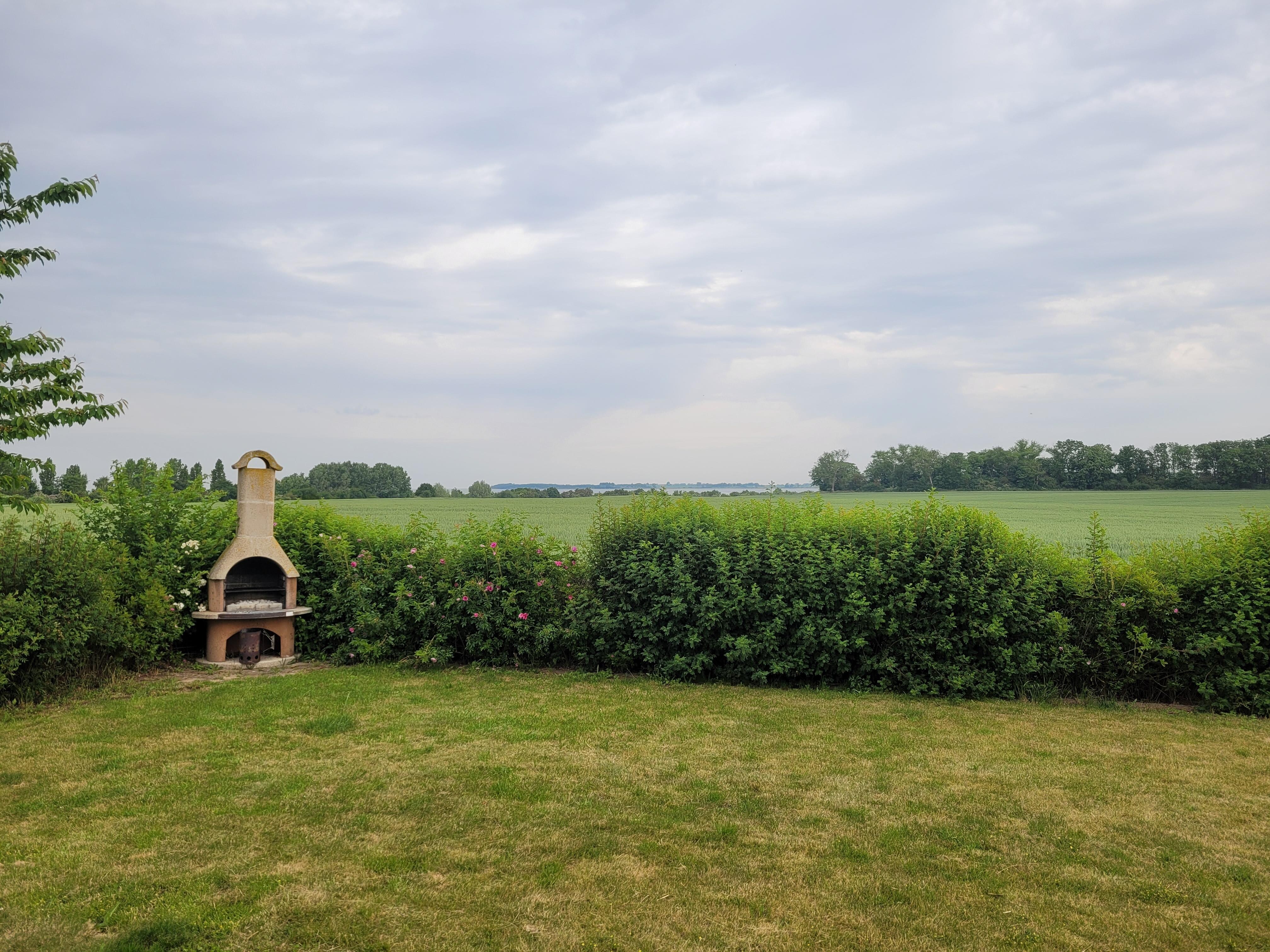 Grill im Garten mit Fernblick Richtung Ostsee.