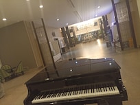 Piano disponible en el lobby.