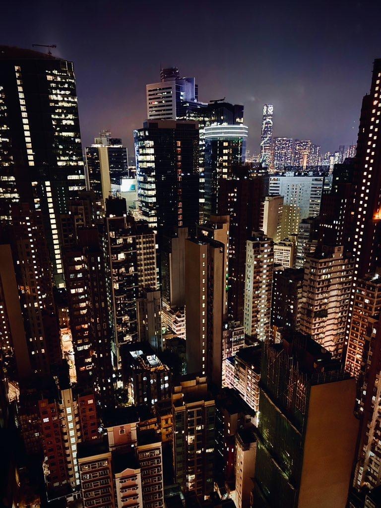 窓から見える香港の夜景