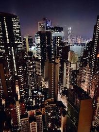 窓から見える香港の夜景