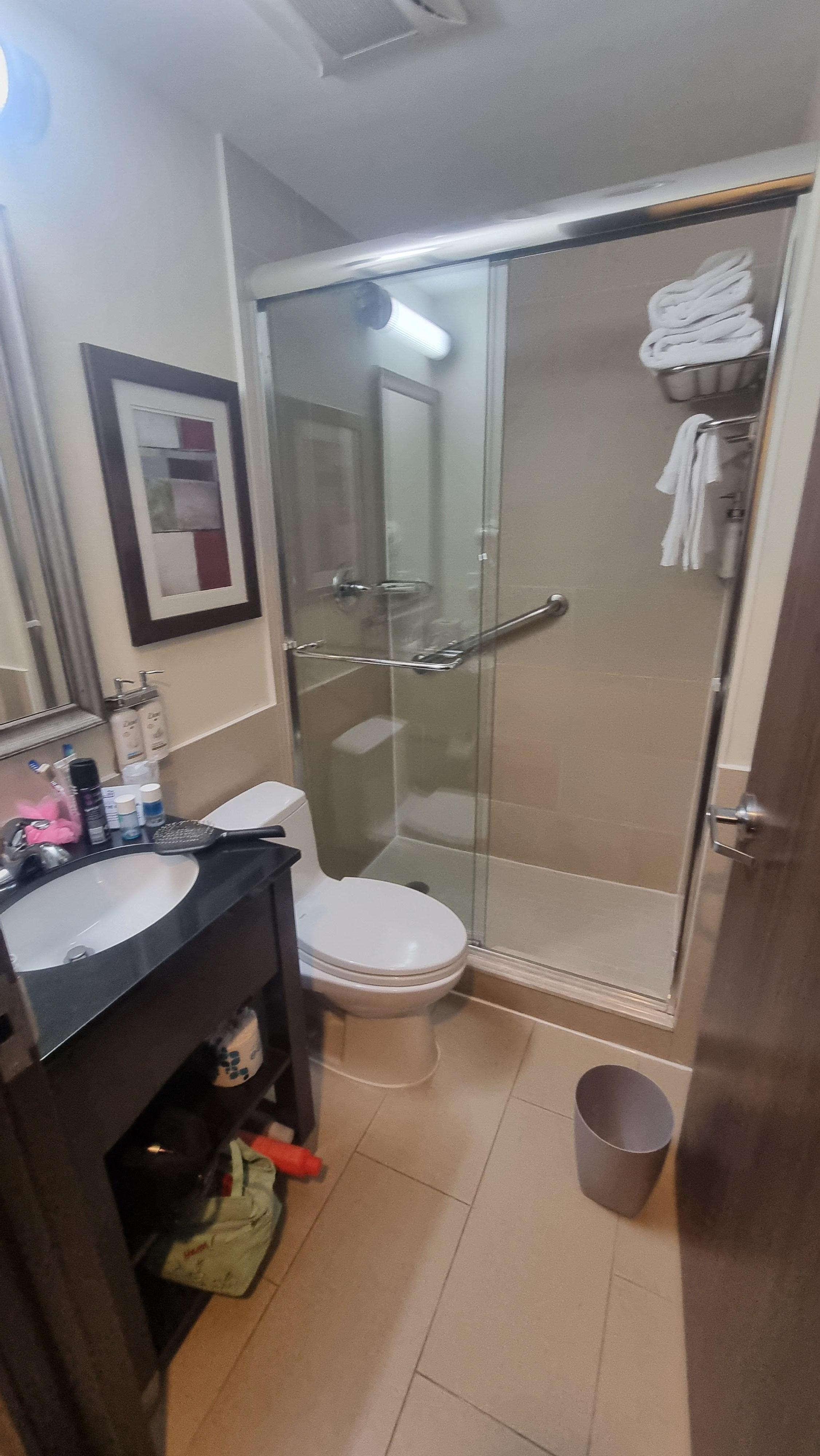 salle de bain assez petite, serait bien pour 1 ou 2 personnes, mais pas pour 4
