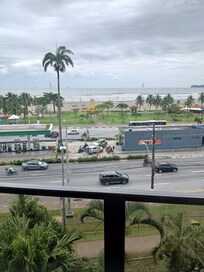 Foto da sacada de frente pro mar.