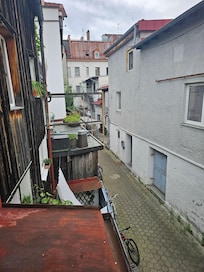 "Schöner" Ausblick, auf die Rückseite vom Restaurant/zum Lager