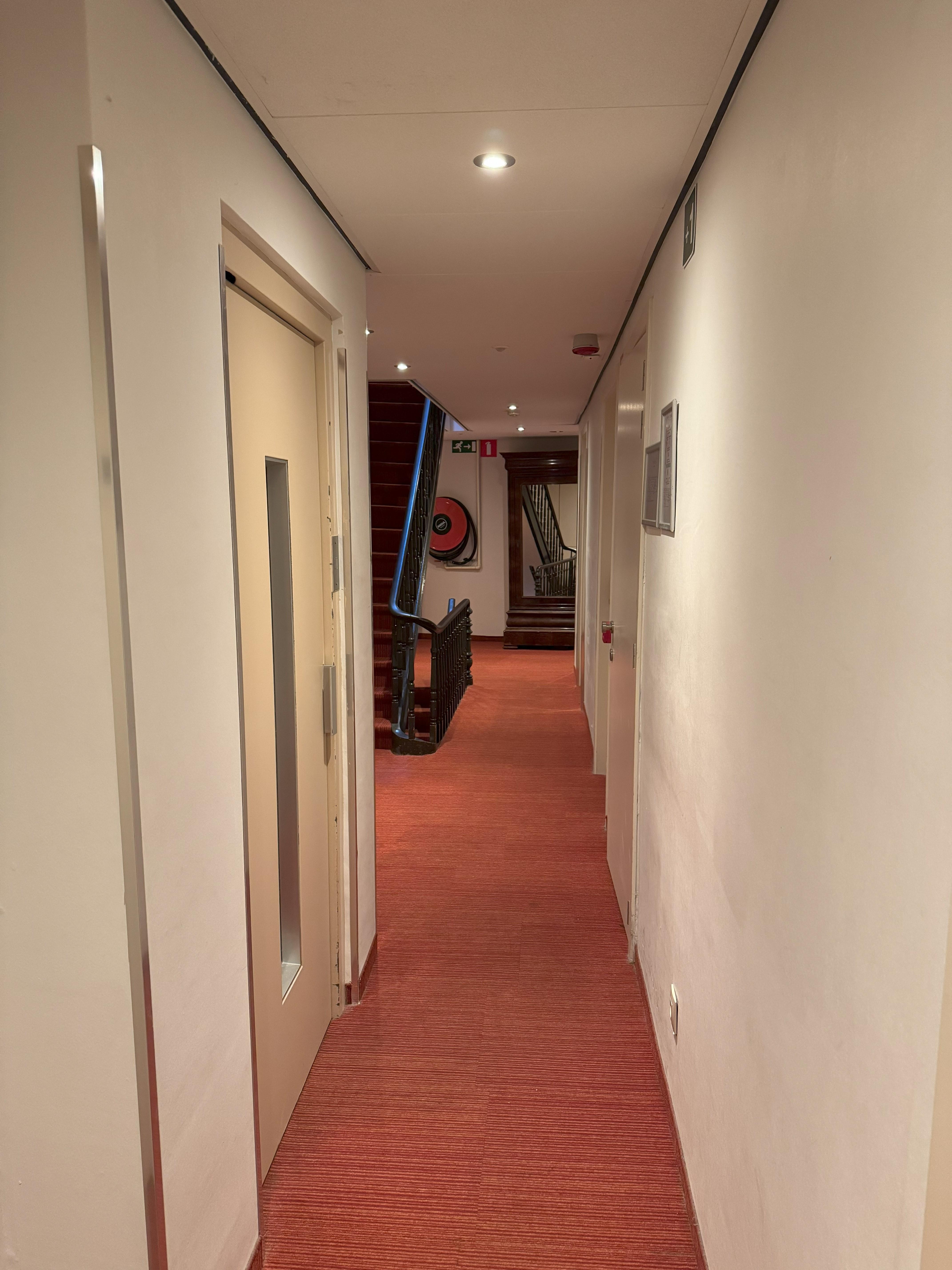 Gang im Altbau mit Zugang zu den Zimmern