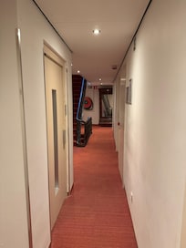 Gang im Altbau mit Zugang zu den Zimmern