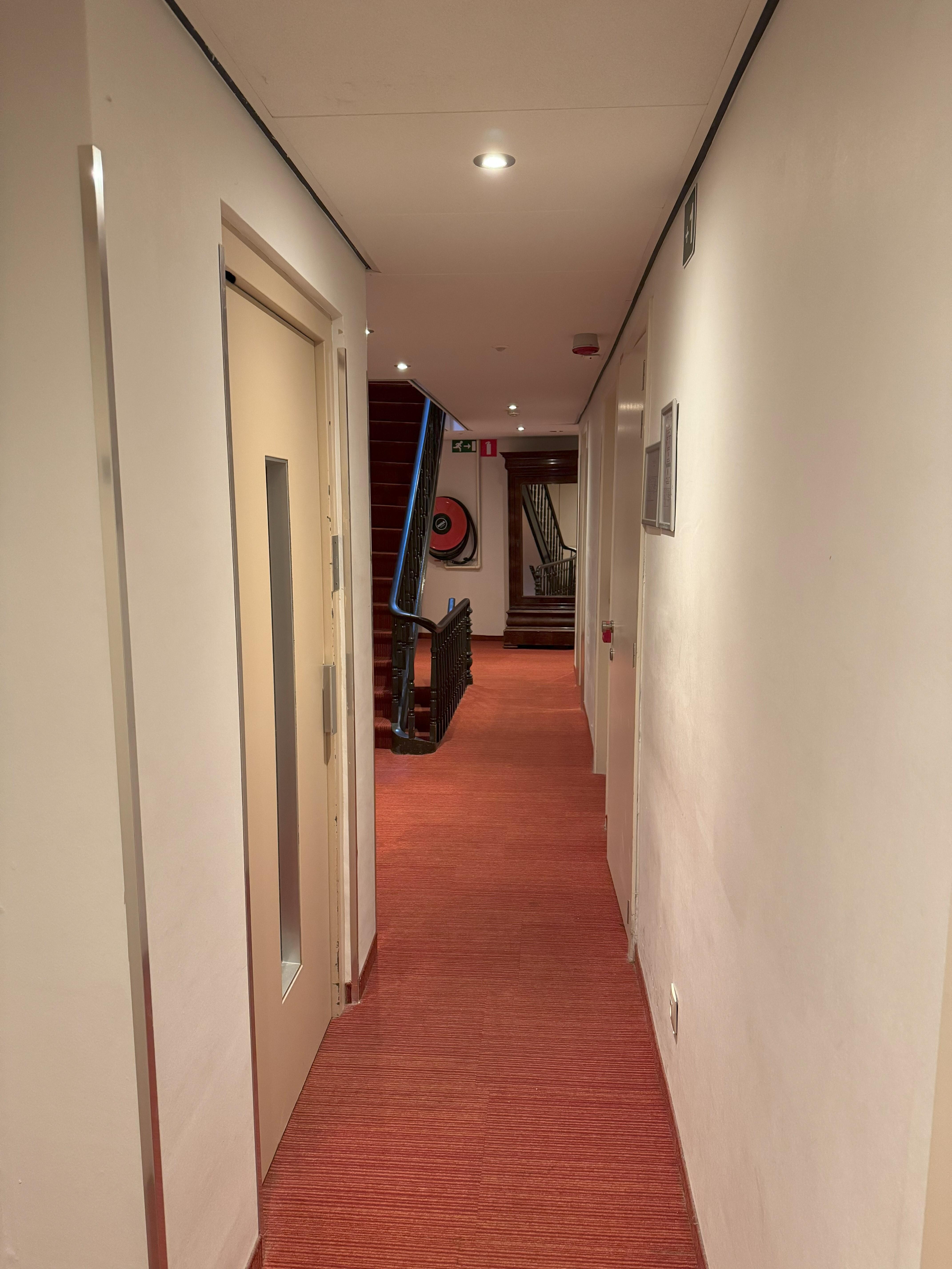 Gang im Altbau mit Zugang zu den Zimmern