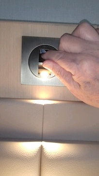 つまみを押し込み角度を変えると自由に明るさを調節できる