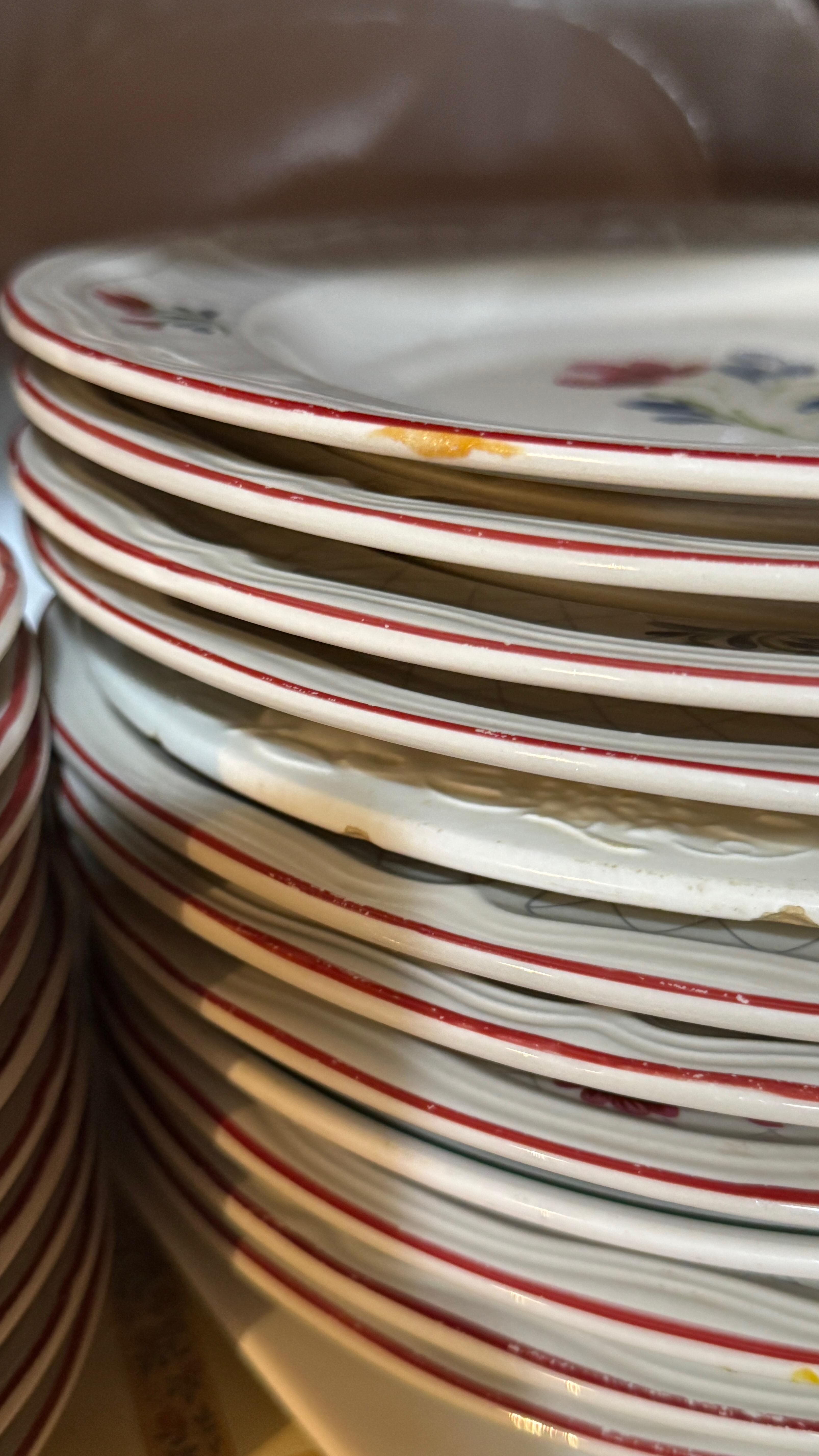 Many dirty dishes to choose from.