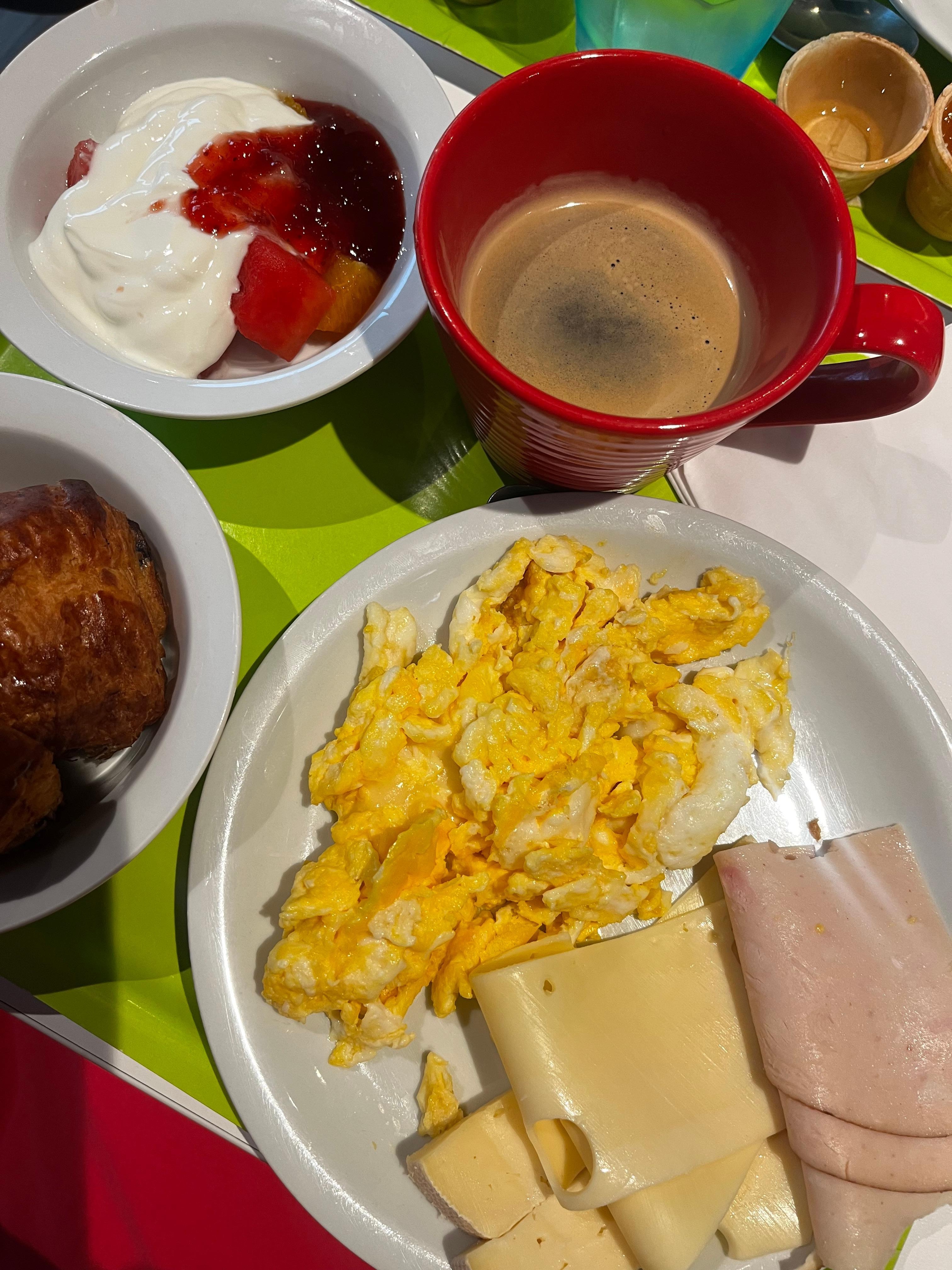 Café da manhã excelente muito variado 