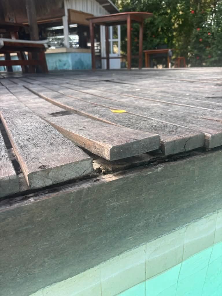 Contour extérieur piscine planche qui lève ne tienne pas 