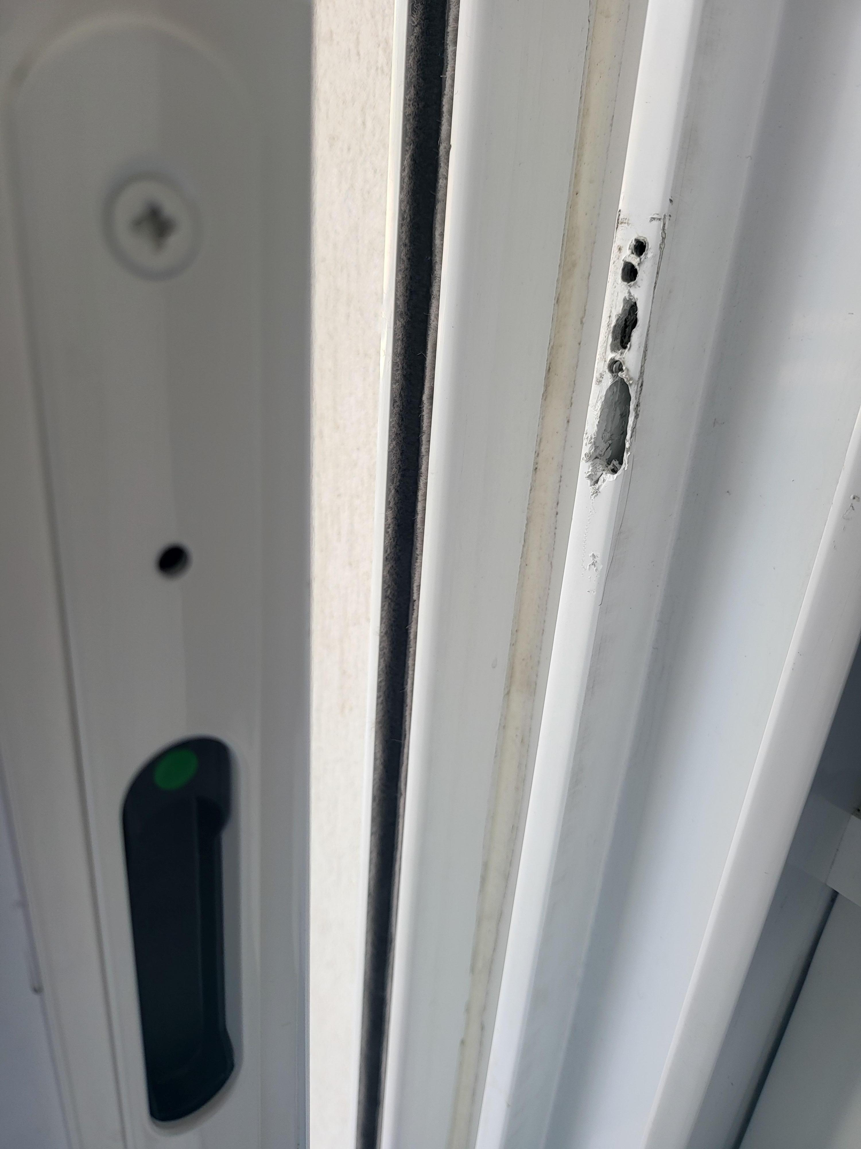 Serrure cassé des 2 côtés de la baie coulissante. Logement en rez de chaussé pour rappel