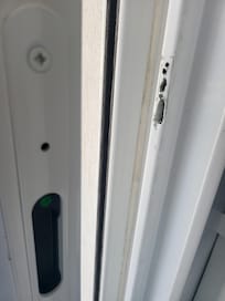 Serrure cassé des 2 côtés de la baie coulissante. Logement en rez de chaussé pour rappel