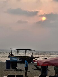 Strandbåt i solnedgang.