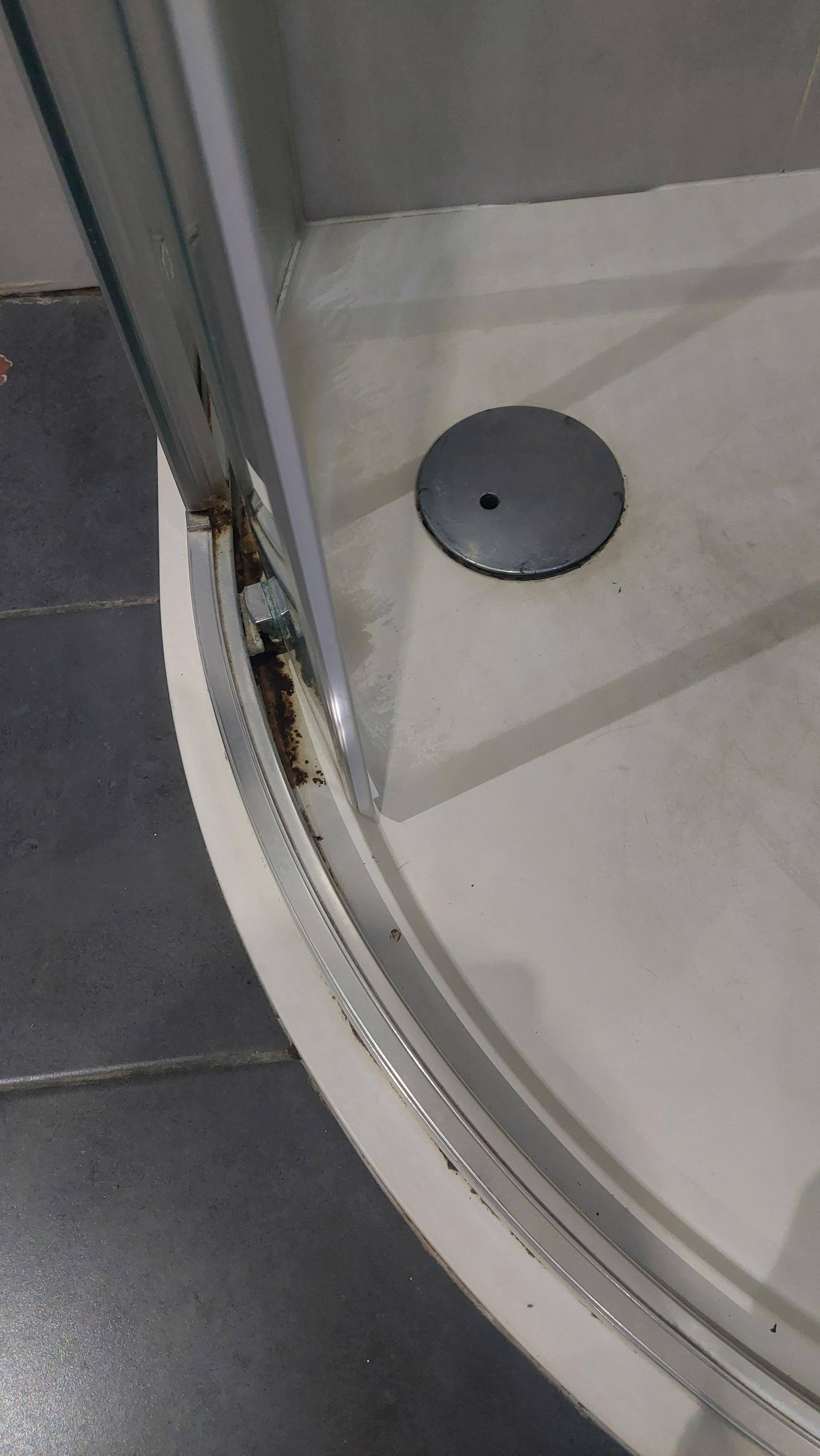 Schimmelschmutz Duschwanne