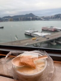 酒店送上coupons 可以到附近商鋪換小食