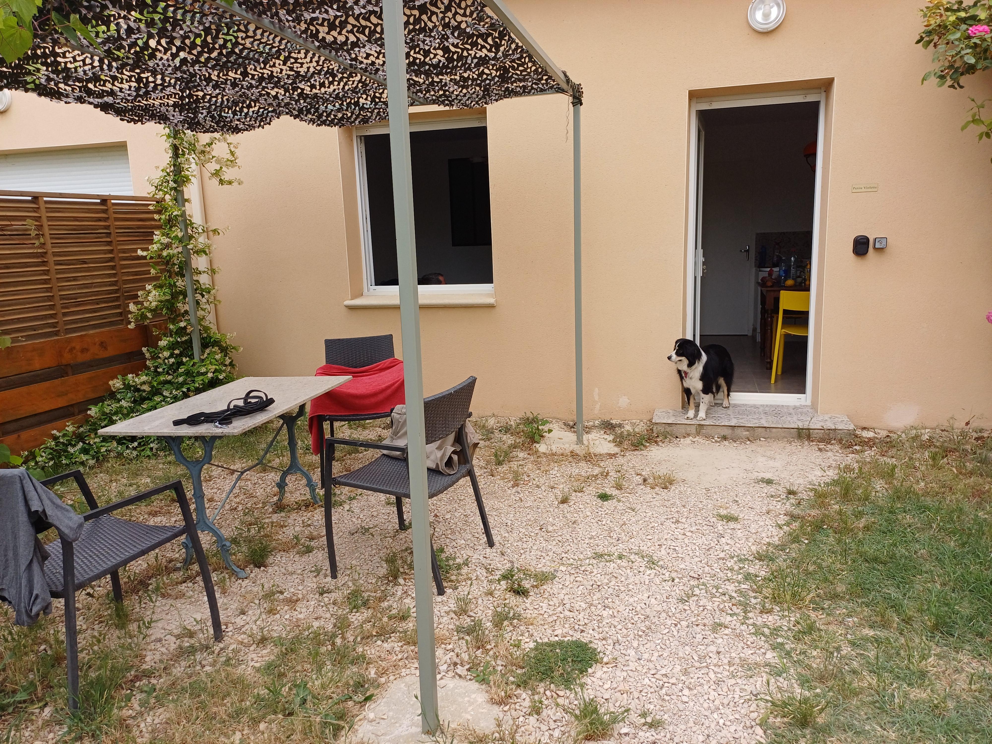 Jardinet clos privé devant l'hébergement 