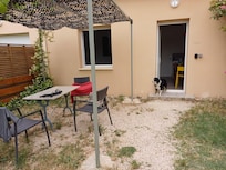 Jardinet clos privé devant l'hébergement