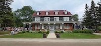 Magasin général au rez-de-chaussée. Chambres au 2e étage. Puis à gauche du bâtiment, il y a une estrade pour les présentations historiques par quelques personnages du village !