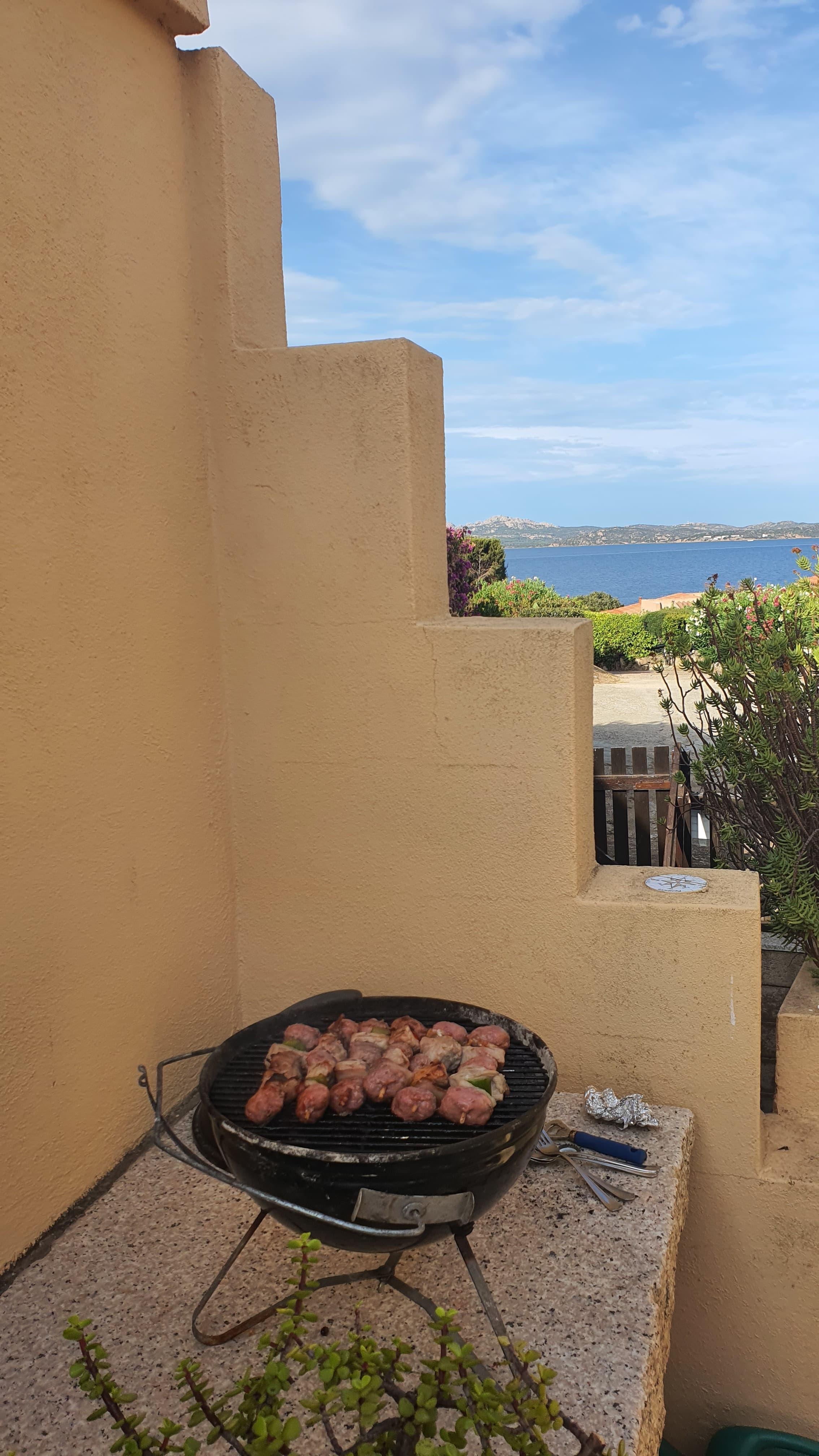 Innenhof, mit kleinem Grill