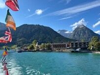Ausblick auf das Hotel vom
Boot aus