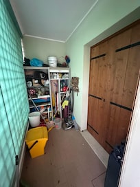 Terrassentür des Schlafzimmers mit Bettcouch führt in Abstellkammer