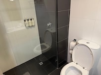 トイレはウォシュレット無し、海外標準かな?