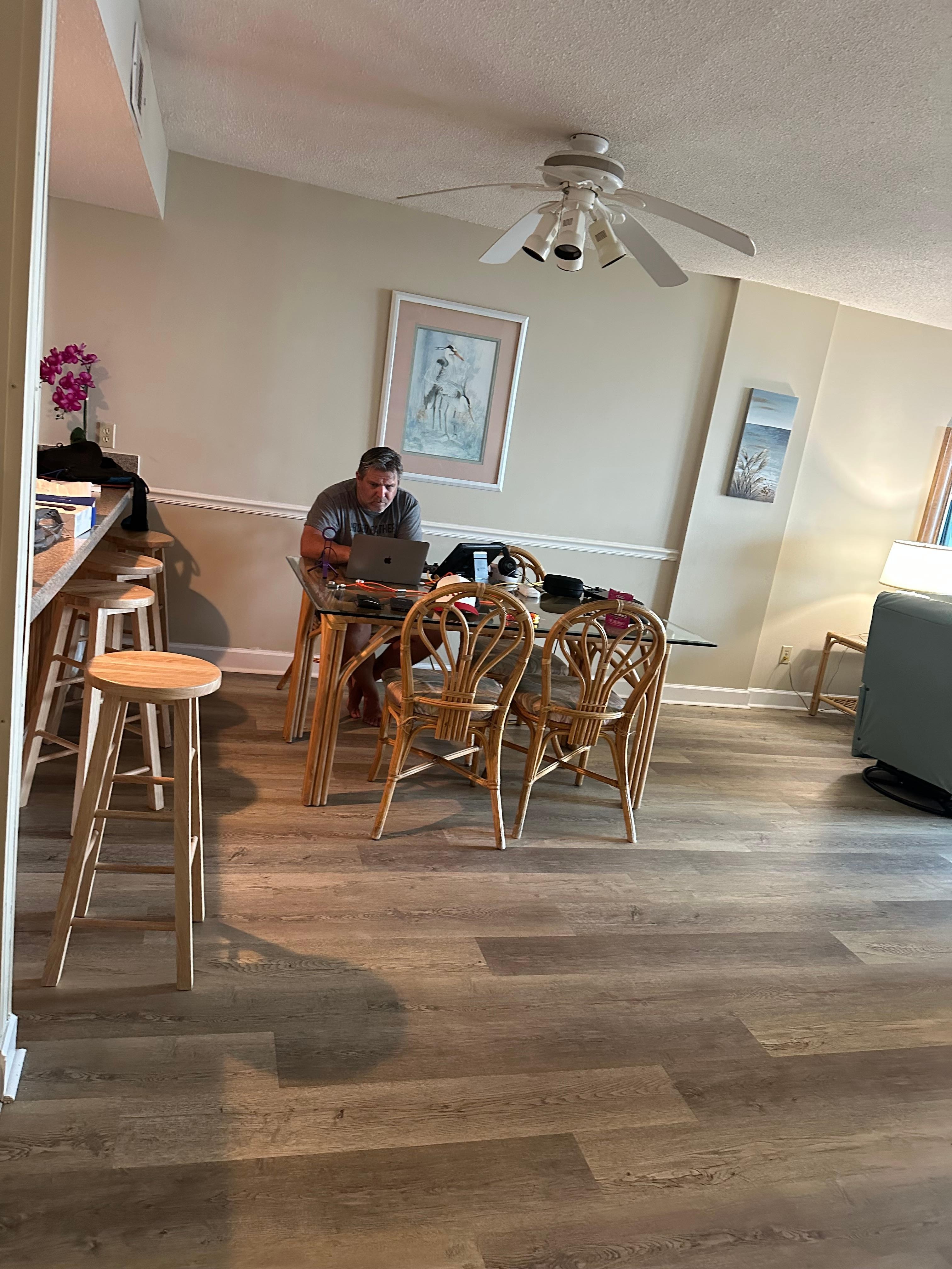 Table seats 8 easily 