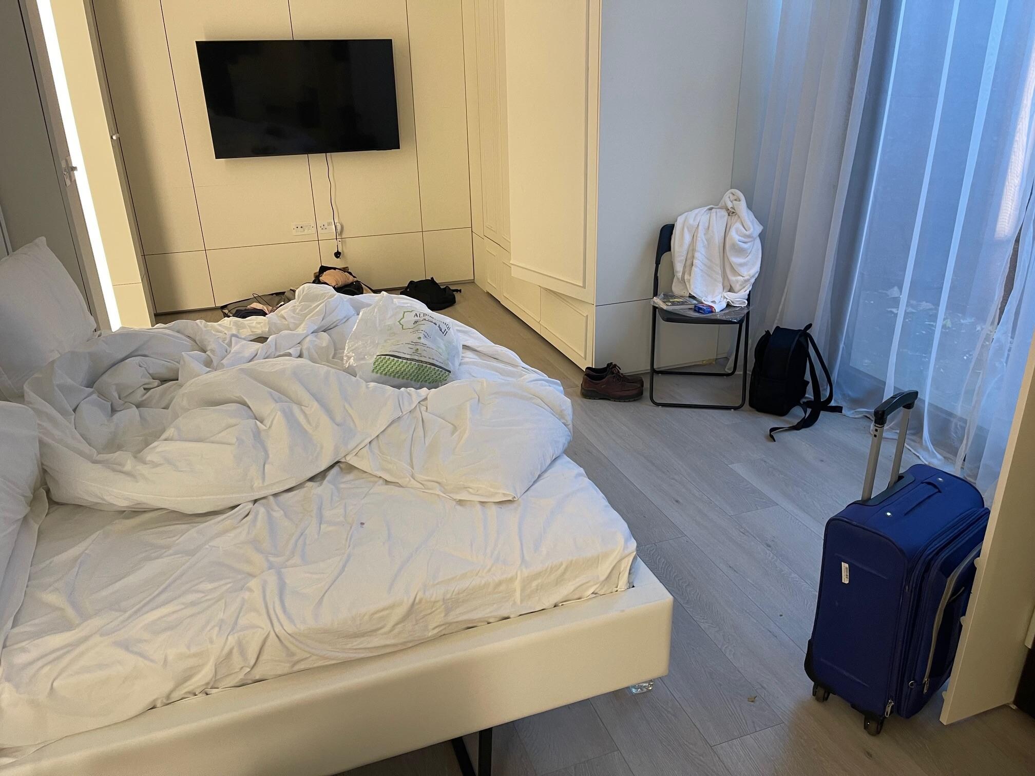 Bed not possible to enter from both sides. Narrow bed. Only one duvet. 