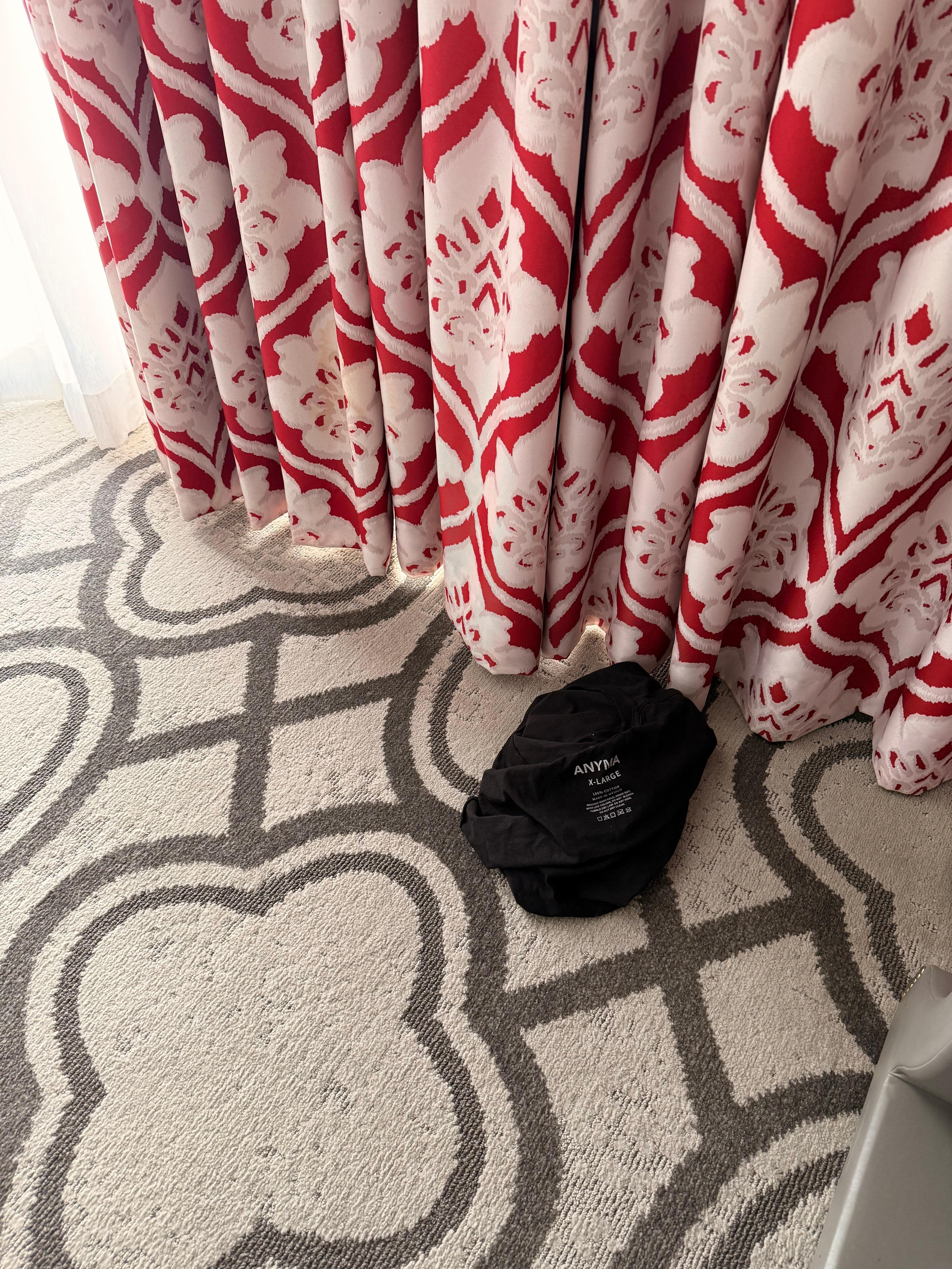 Encontré una playera sucia en mi habitación cuando llegué.