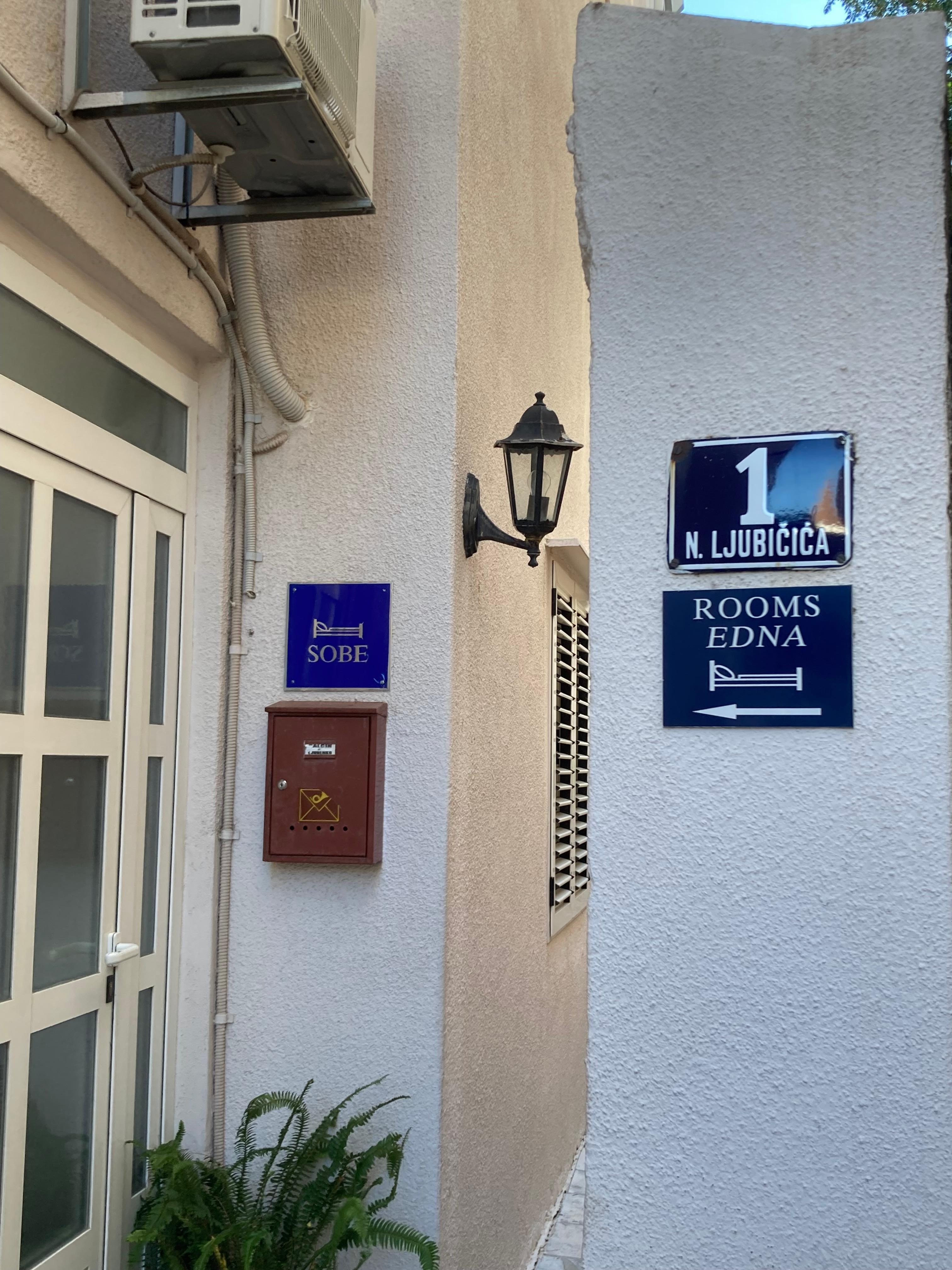 メイン通りから少し奥に入ったところにあります。角が肉屋の路地を入ります。