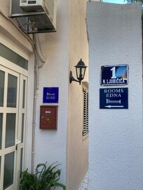 メイン通りから少し奥に入ったところにあります。角が肉屋の路地を入ります。