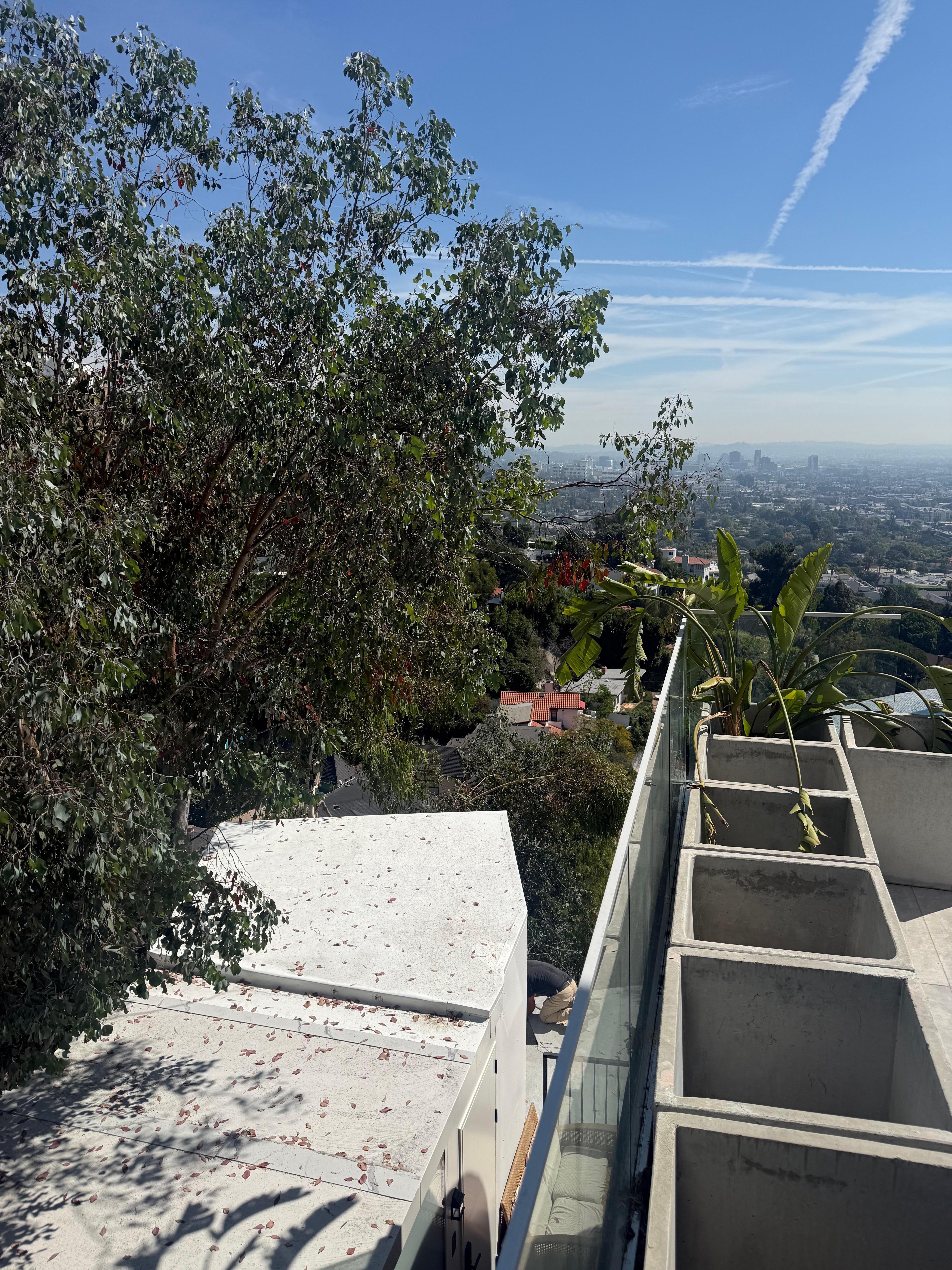 Construction workers on site during our stay. Not mentioned. 