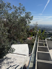 Construction workers on site during our stay. Not mentioned.
