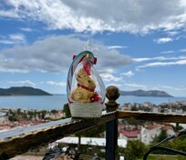 Blick vom Balkon mit Osterhase
