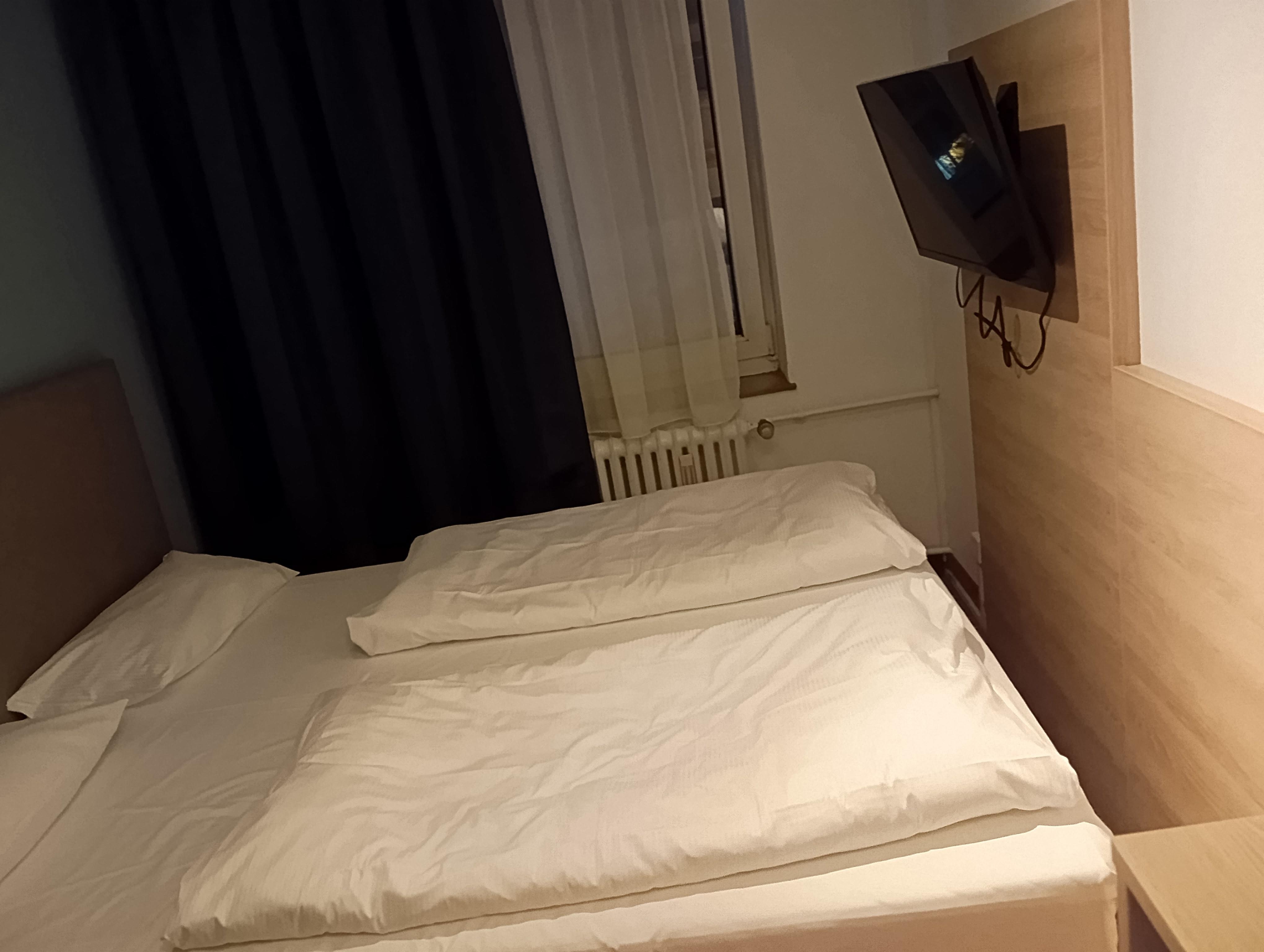 Kaum Platz, wenn man auf die andere Bettseite will, muss man übers bett