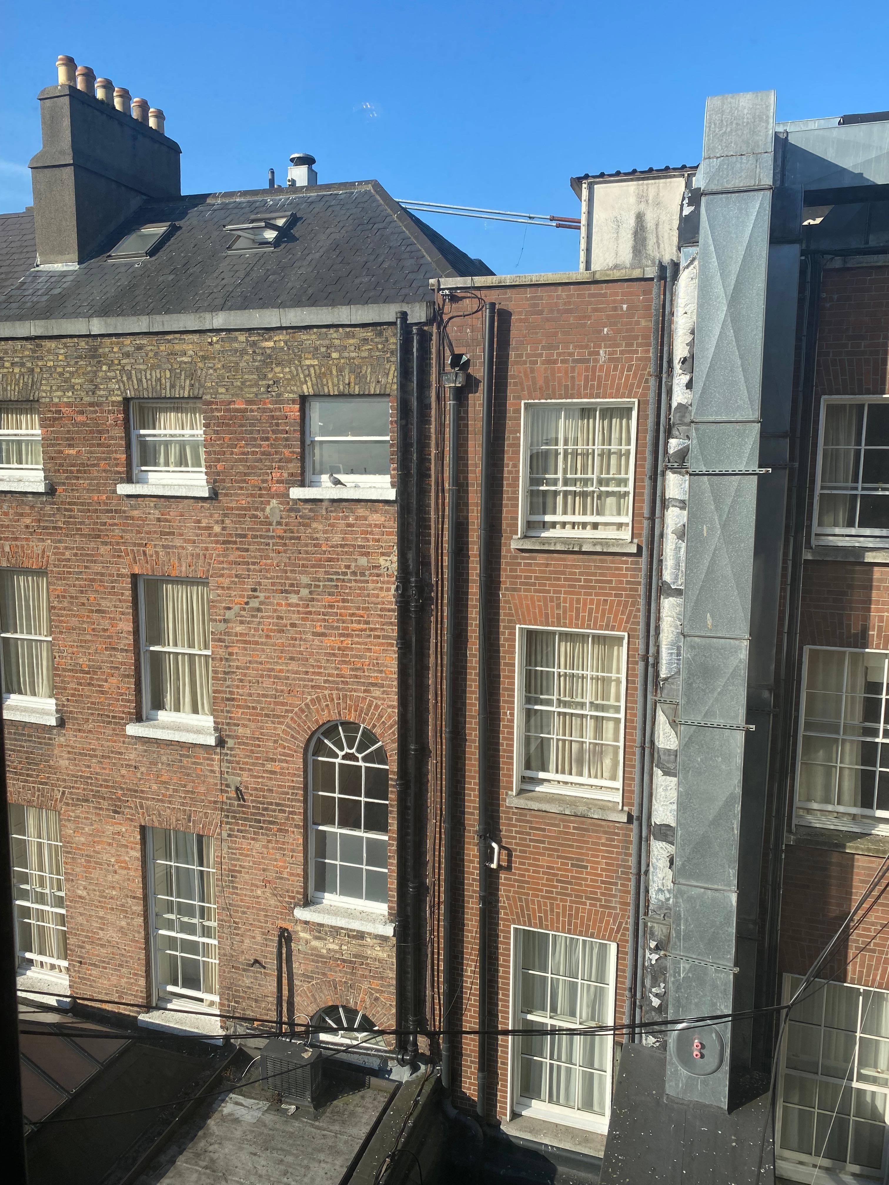 «Utsikten» fra rommet, fordelen var at vinduet kunne stå åpent uten at man ble plaget av støy.