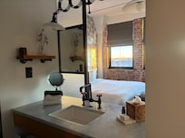 La salle de bain peut etre ouverte ou fermée par la cloison à galandage